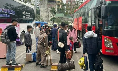 Bến xe tấp nập người về quê ăn Tết muộn, người từ quê ra sớm