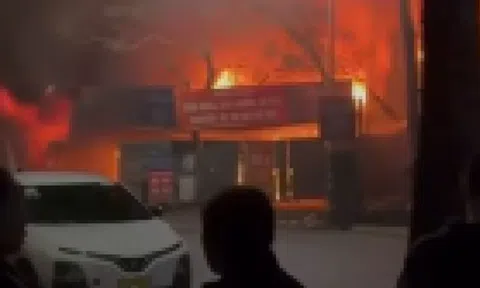 Cửa hàng sửa xe ở Hà Nội bốc cháy ngùn ngụt trong đêm