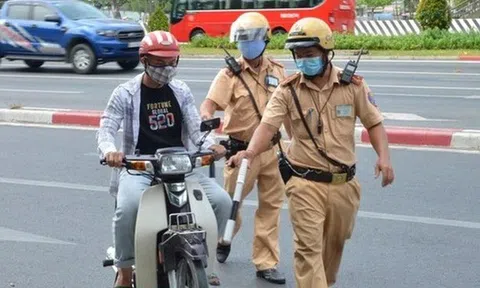 Rất nhiều người đi xe máy mắc lỗi này mỗi ngày mà không biết có thể bị phạt tới 14 triệu đồng