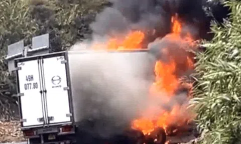 Xe tải bốc cháy dữ dội trên đèo Khánh Lê nối Nha Trang - Đà Lạt, giao thông ùn ứ