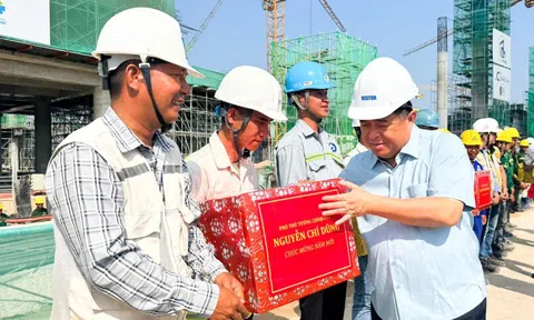 Phó thủ tướng Nguyễn Chí Dũng thăm, tặng quà Tết cho công nhân làm dự án đón APEC 2027 ở Phú Quốc