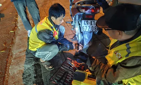 SOS Bảo Lộc vá xe miễn phí xuyên đêm cho khách du xuân