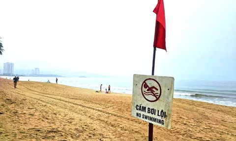 Cứu 10 người bị sóng lớn cuốn, đuối nước ở biển Nha Trang