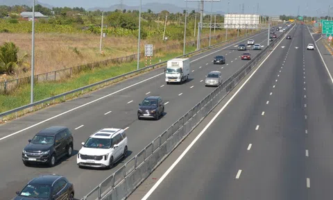 Xe cộ đông đúc trở lại sau Tết, cấm xe tại nút giao vào cao tốc Phan Thiết - Dầu Giây