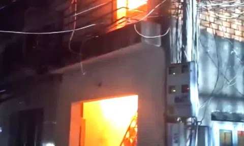 Căn nhà bốc cháy dữ dội trong đêm ở TP.HCM