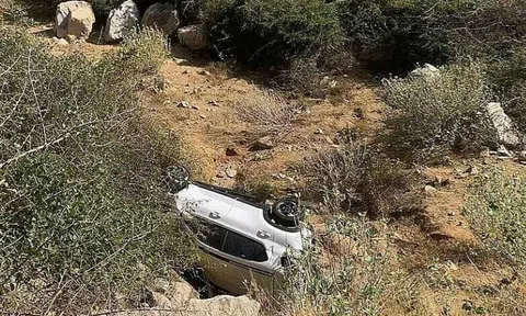 Xe hơi chở 3 người rơi xuống vực sâu ở Khánh Hòa chiều mùng 4 Tết