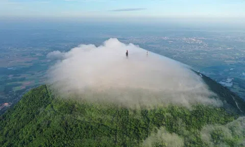 Ngọn núi tâm linh cao nhất miền Nam đón gần nửa triệu khách trong vài ngày qua