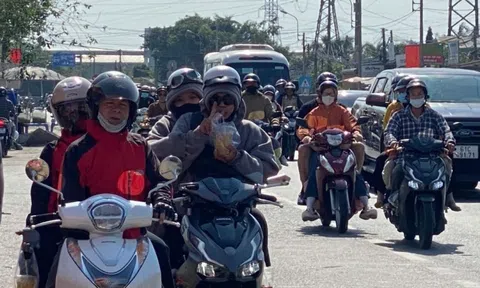 Người dân ùn ùn quay lại TP.HCM