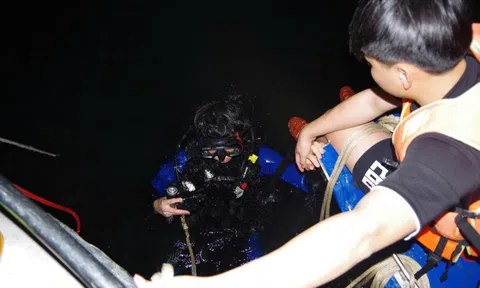 Hơn 500 người xuyên đêm tìm kiếm người mất tích trong vụ chìm tàu