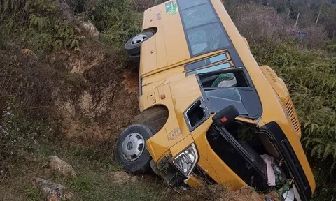 Ôtô khách lao xuống sườn đồi ở Lào Cai