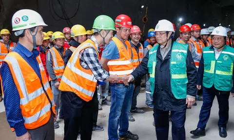 Thủ tướng kiểm tra hiện trường thi công tuyến đường sắt đô thị Nhổn - Ga Hà Nội