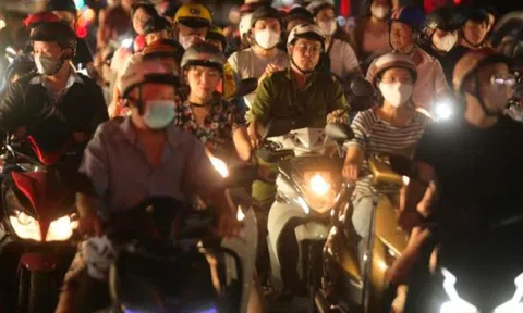 Dòng xe đông nghịt đổ về cửa ngõ TP.HCM trong đêm