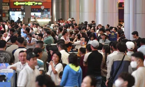 Sân bay Tân Sơn Nhất lập kỷ lục đón 170.000 khách ngày mùng 4 Tết