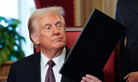 Tổng thống Donald Trump nâng thuế quan toàn cầu lên 15%, đầu tư chứng khoán ra sao?