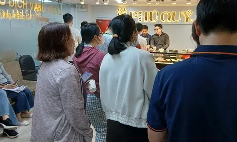 Người dân TPHCM đổ xô mua vàng, bạc, gửi tiết kiệm ngay ngày làm việc đầu năm