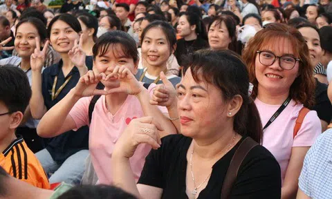 Choáng với "lộc" khai xuân: Nơi lì xì tiền trăm, nơi thưởng tới 16 tháng lương!