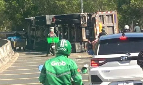 Xe ben lật chắn ngang đèo Cù Hin, giao thông từ sân bay Cam Ranh đến Nha Trang ùn ứ