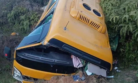 Xe 29 chỗ mất phanh lao xuống sườn đồi ở Sa Pa