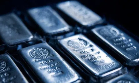 Quỹ bạc lớn nhất thế giới bất ngờ mua hơn 300 tấn trong 1 ngày