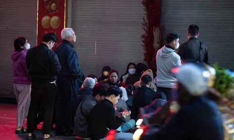 Cảnh tượng khó tin lúc 3h sáng trên phố Cầu Giấy trước ngày Vía Thần tài