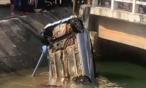 Phát hiện hai thi thể cùng ôtô dưới kênh ở Gia Lai