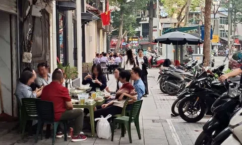 Hàng bia, quán nhậu lấn chiếm vỉa hè sau Tết