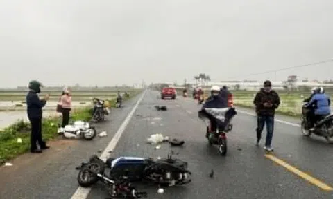 Ôtô va chạm hai xe máy điện, hai học sinh tử vong