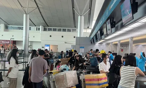 Gần 160.000 lượt khách đổ về Sân bay Tân Sơn Nhất, chưa hạ nhiệt sau cao điểm Tết