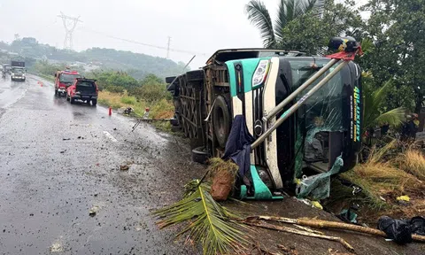 Xe khách lật ngang trên quốc lộ 14, một người tử vong