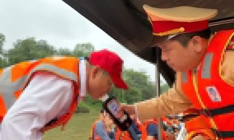 'Lập chốt' kiểm tra nồng độ cồn lái đò Chùa Hương