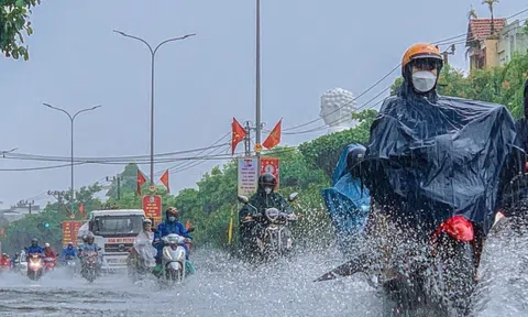 Cà Mau, Đà Nẵng bất ngờ hứng mưa rất lớn