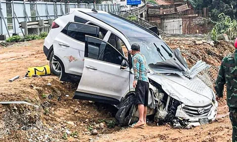 Ôtô con văng khỏi cao tốc