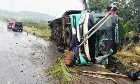 Lật xe khách ở Đồng Nai, thanh niên 20 tuổi tử vong