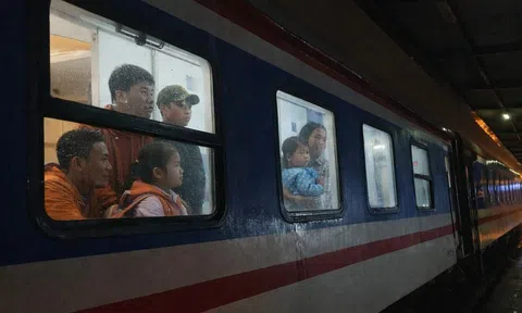 Vé tàu từ Quảng Trị vào TP.HCM đến đầu tháng 3 mới 'hạ nhiệt', bến xe báo 'còn vé'