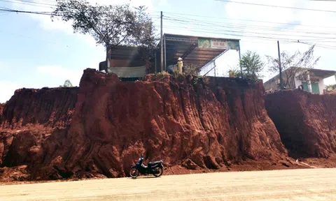 Hạ cốt nền làm đường, nhà mặt tiền bỗng cheo leo bên mép vực