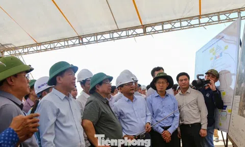 Thủ tướng kiểm tra dự án đường băng sân bay Phù Cát