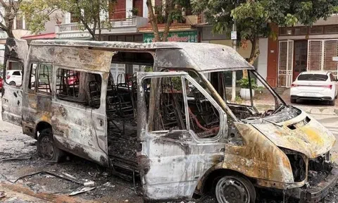 Đang lưu thông trên đường ở Bắc Ninh, xe 16 chỗ bất ngờ bốc cháy