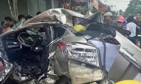 Ôtô con bẹp dúm sau va chạm với xe bồn, 3 người thương vong