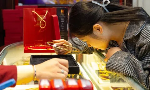 Giá vàng hôm nay 2.3: Vàng SJC vọt lên sát mốc 189 triệu đồng/lượng