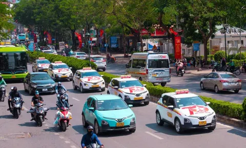 100% taxi ở Hà Nội là xe điện trong 4 năm nữa: Gần 28.000 tài xế có được hỗ trợ gì không?