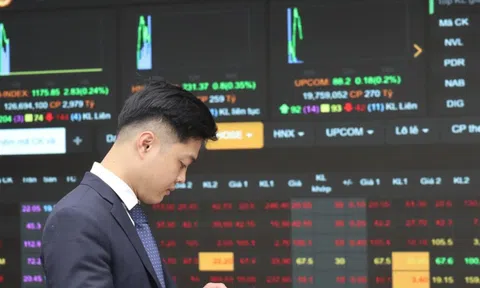 Dòng tiền lập tức nhập cuộc, cổ phiếu dầu khí 'nóng' như chiến sự Trung Đông