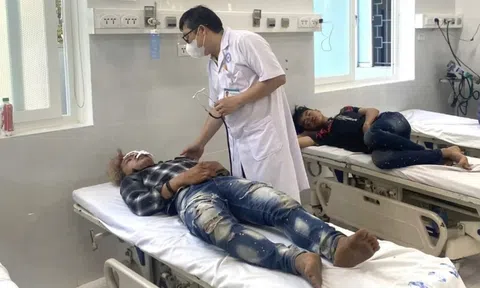 Hai xe máy lao ầm ầm vào nhau, 5 người thương vong