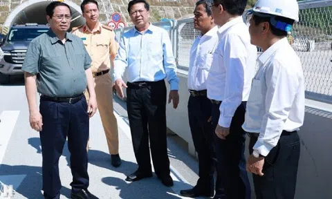 Thủ tướng kiểm tra các dự án giao thông tại khu vực miền Trung