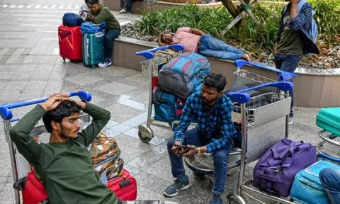 Thêm nhiều chuyến bay bị hủy khi các trung tâm hàng không Trung Đông đóng cửa