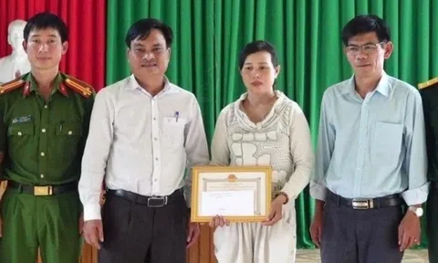 Người phụ nữ lao ra sông cứu hai thanh niên