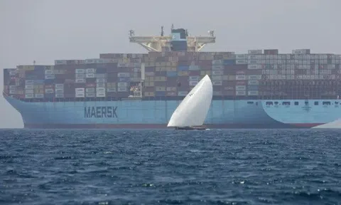 Thế bế tắc tại eo biển Hormuz siết chặt vận tải biển toàn cầu