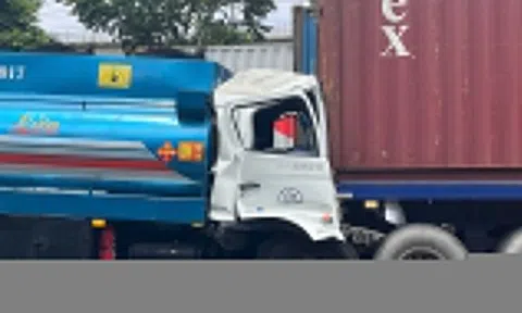 Xe bồn tông xe đầu kéo, xa lộ Hà Nội ùn hơn 1 km