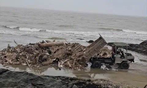 Xác minh, xử lý vụ đổ rác thải xuống bãi biển Hải Tiến