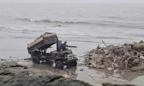 Đánh ôtô chở rác ra bờ biển nổi tiếng đổ giữa ban ngày