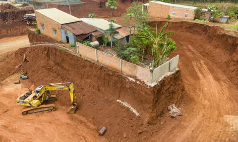 Cận cảnh 8 nhà dân chơi vơi chục mét sau khi hạ cốt nền đường